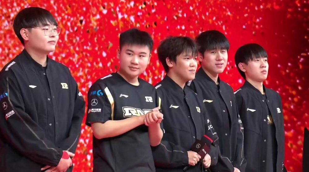 塔正在密切 塔正在密切